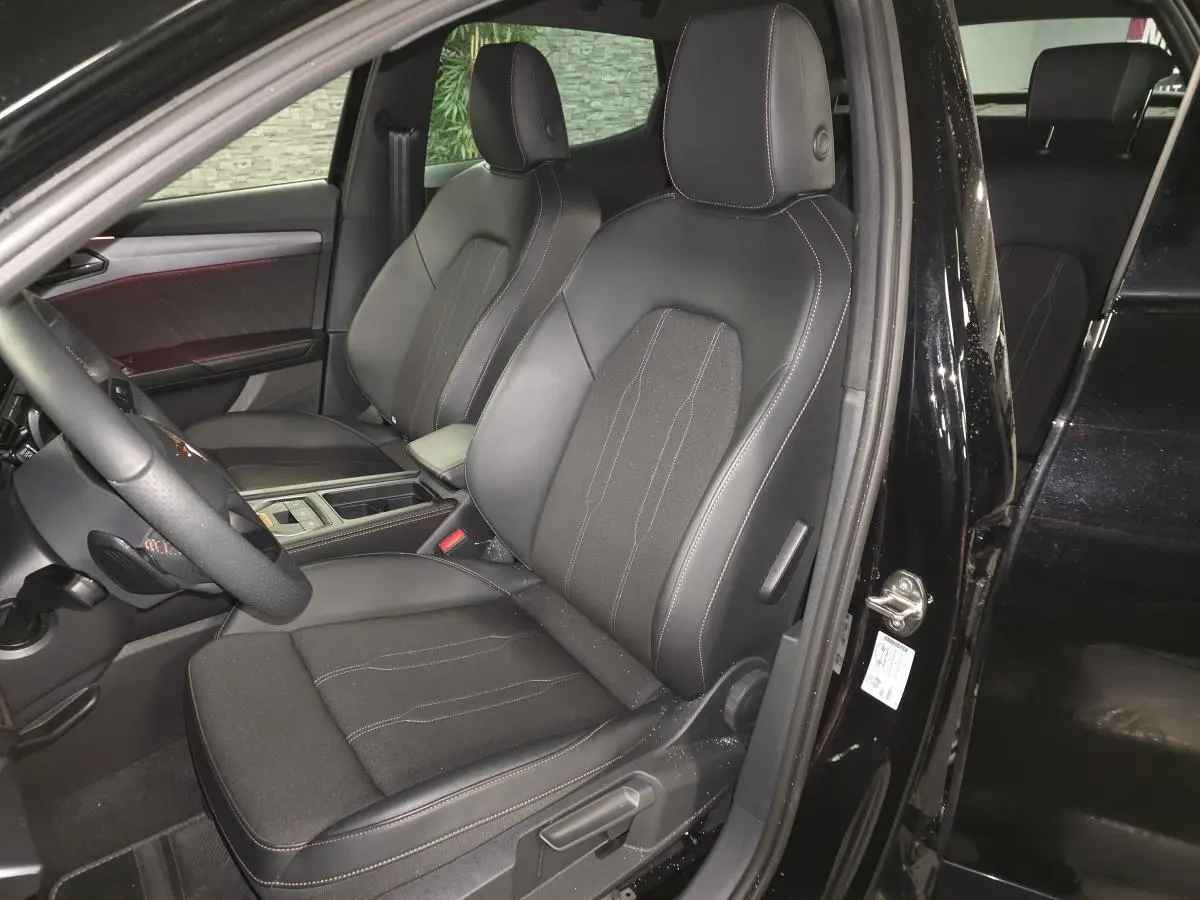 Vue intérieure côté conducteur du CUPRA Formentor noir 2025, sièges sport bimatière avec surpiqûres contrastantes.