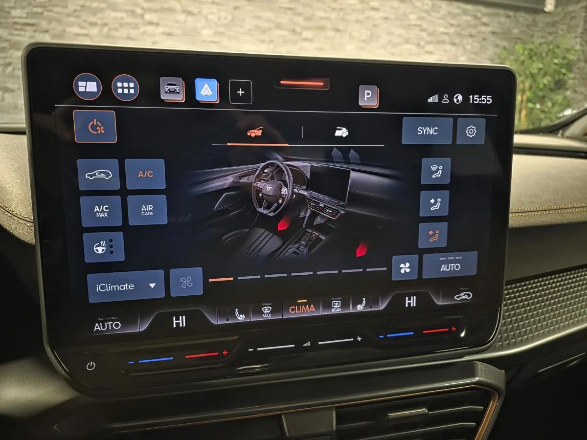 Écran tactile central affichant les réglages de climatisation du CUPRA Formentor 2025 avec tableau de bord noir surpiqué.