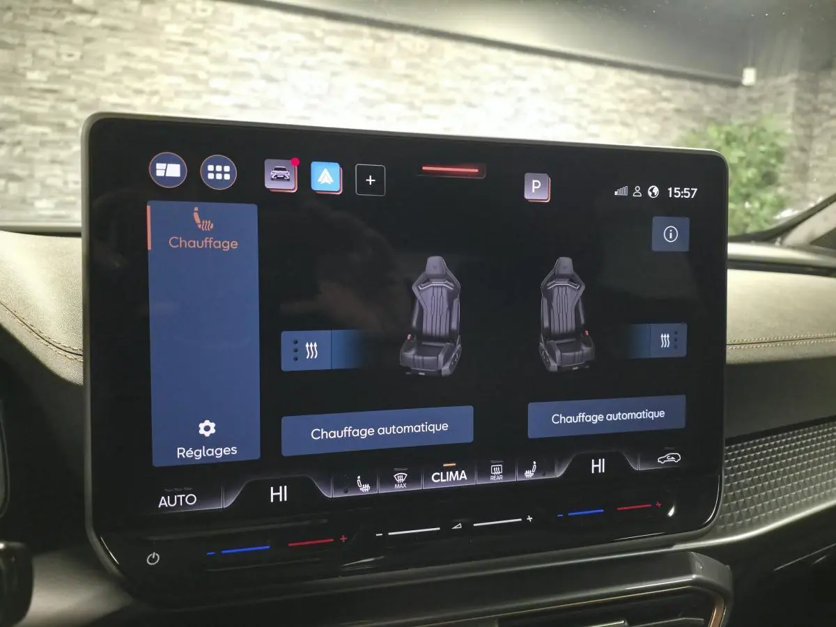 Écran tactile intérieur du CUPRA Formentor noir montrant les réglages de chauffage des sièges avant.