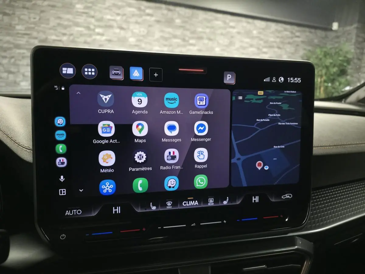 Vue intérieure du tableau de bord du CUPRA Formentor 2025, écran tactile HD affichant navigation et applications connectées.