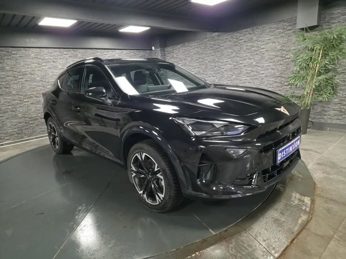 Vue 3/4 avant du CUPRA Formentor noir avec jantes alliage 18'' et signature lumineuse distinctive.