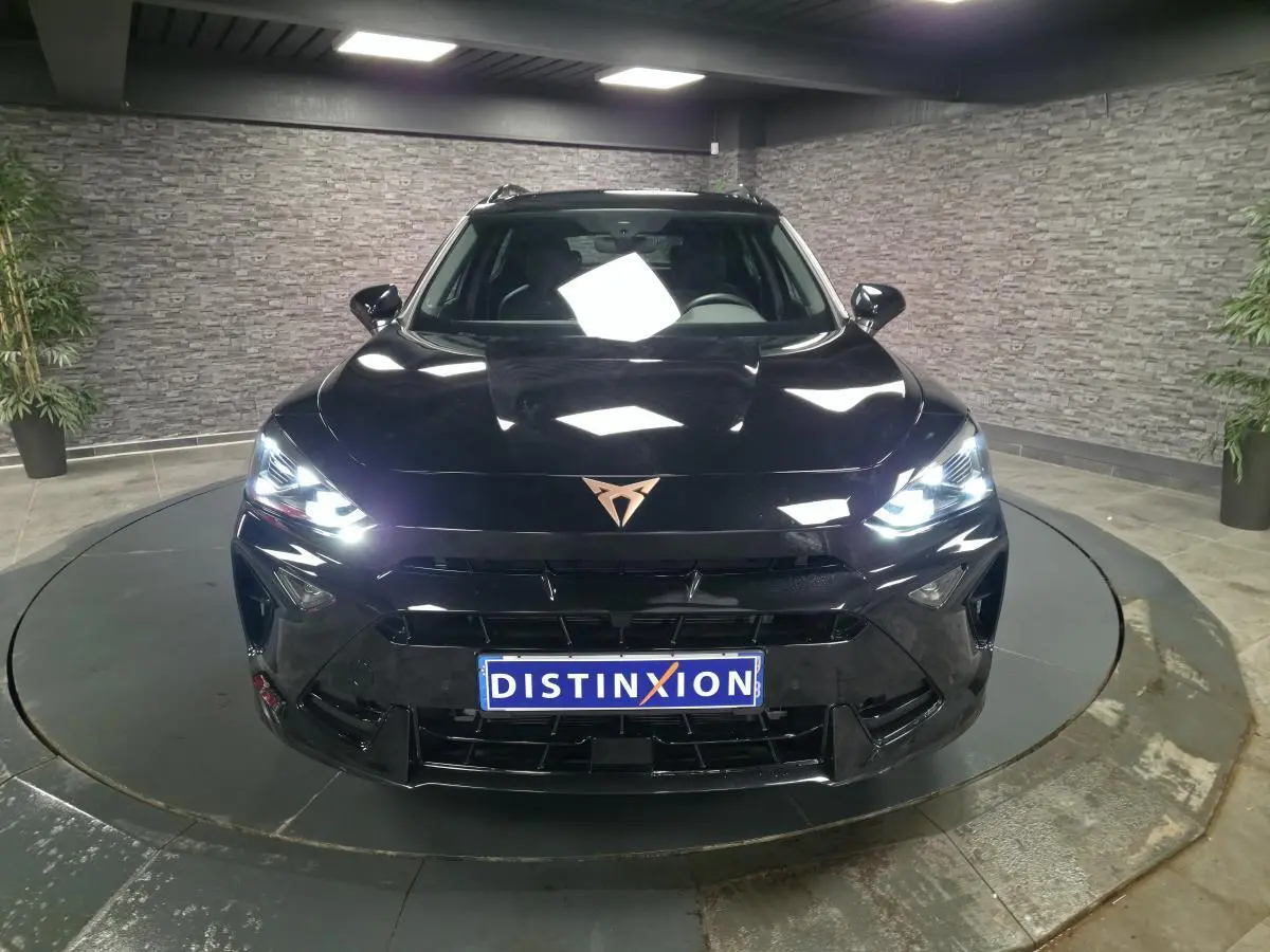 Vue avant d'un CUPRA Formentor noir 2025 avec phares Full LED allumés et logo CUPRA cuivré visible.