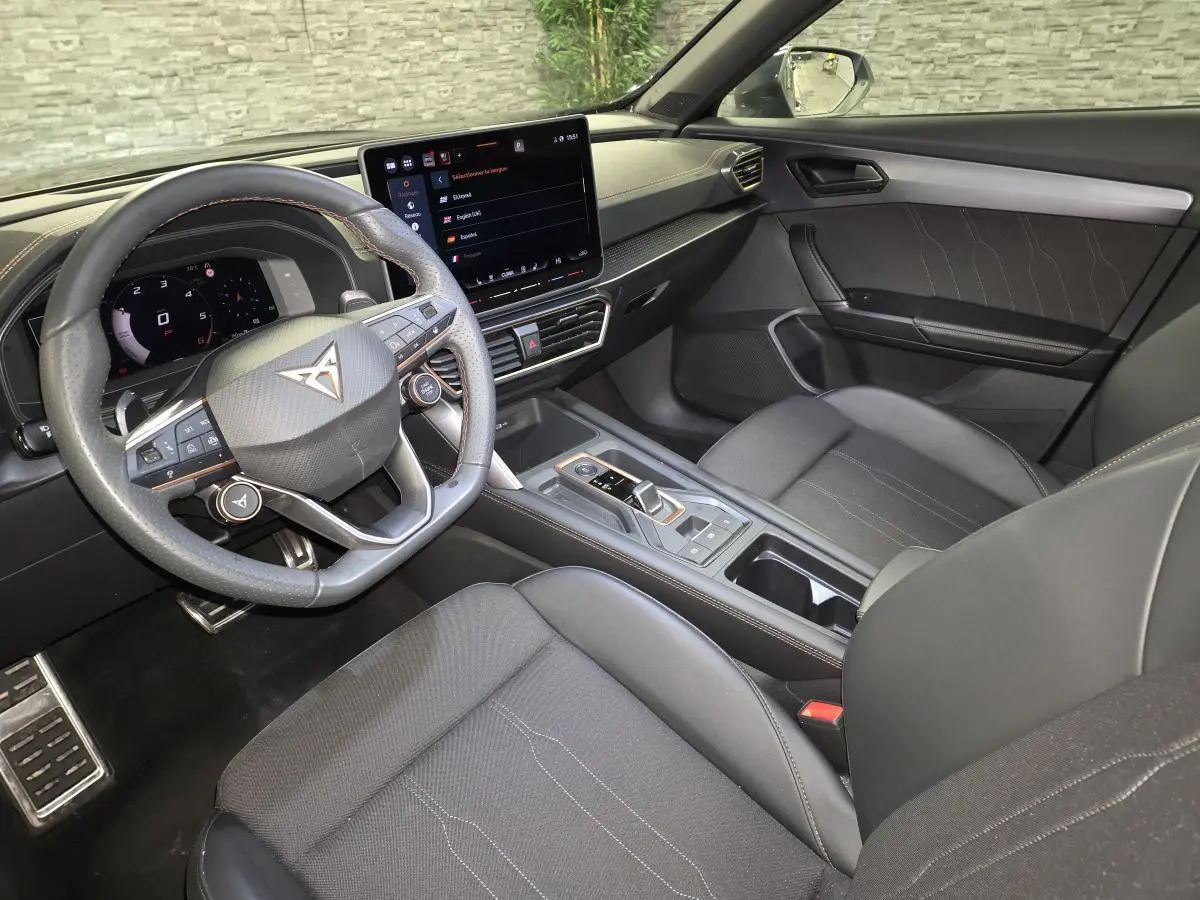 Intérieur noir du CUPRA Formentor 2025 vu côté conducteur, avec volant sport et écran tactile central.