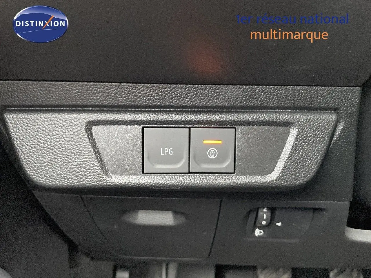 Gros plan sur les boutons LPG et verrouillage centralisé dans l'habitacle du Dacia Jogger noir nacré 2024.