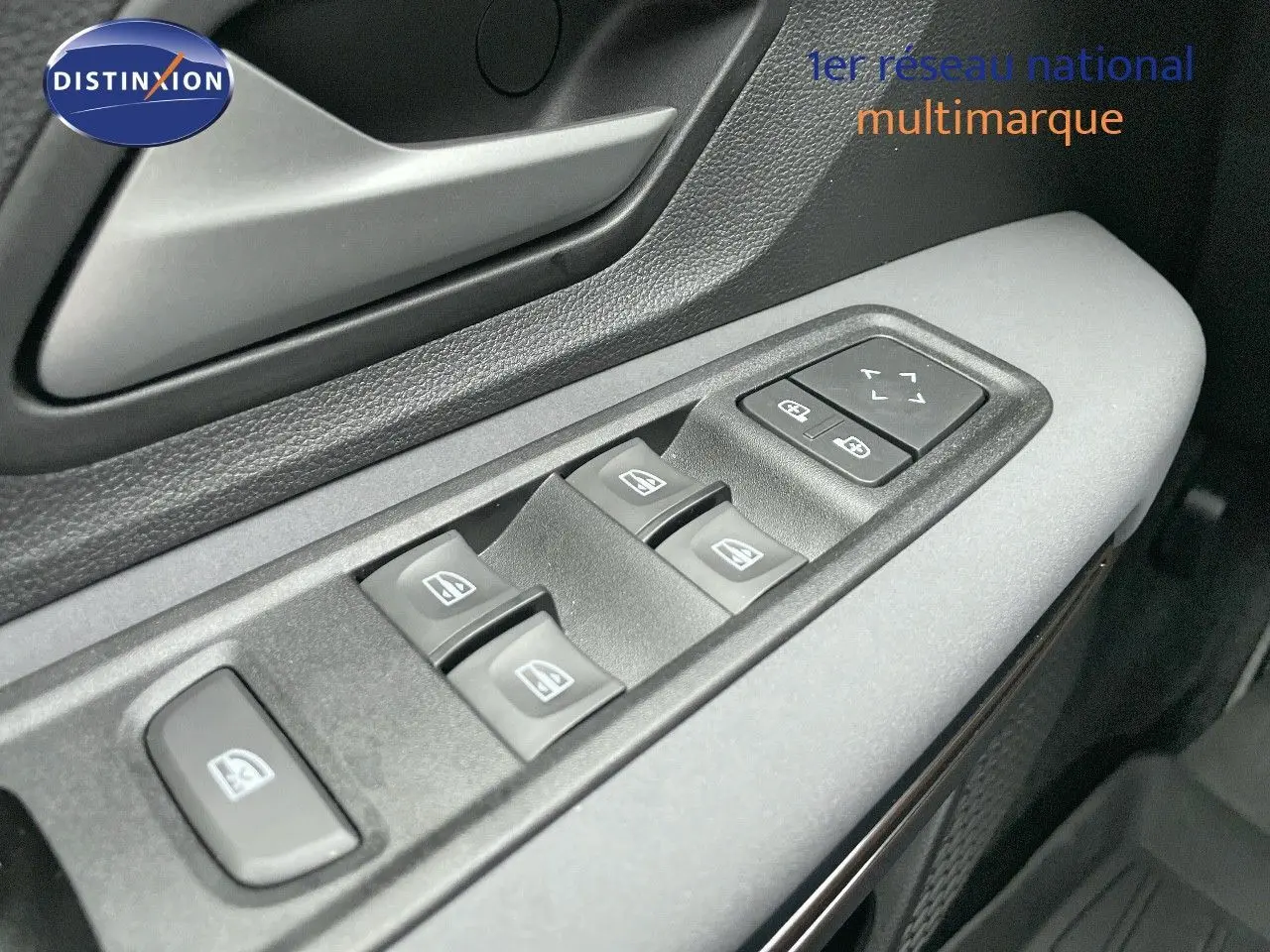 Gros plan sur les commandes de lève-vitres et rétroviseurs côté conducteur du Dacia Jogger noir nacré 2024.