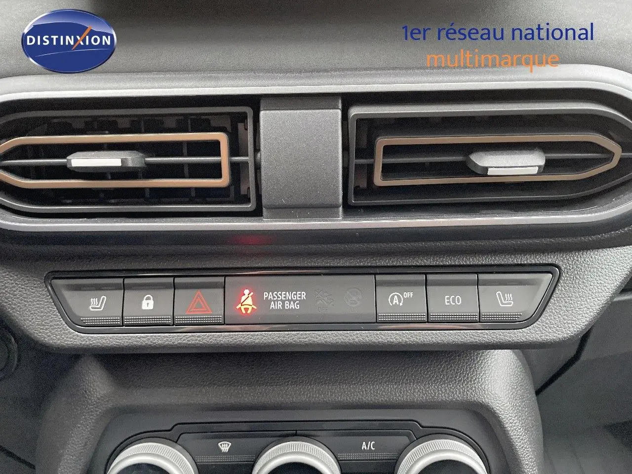 Dacia Jogger 2024 noir nacré, vue rapprochée du tableau de bord avec commandes climatisation et alertes.