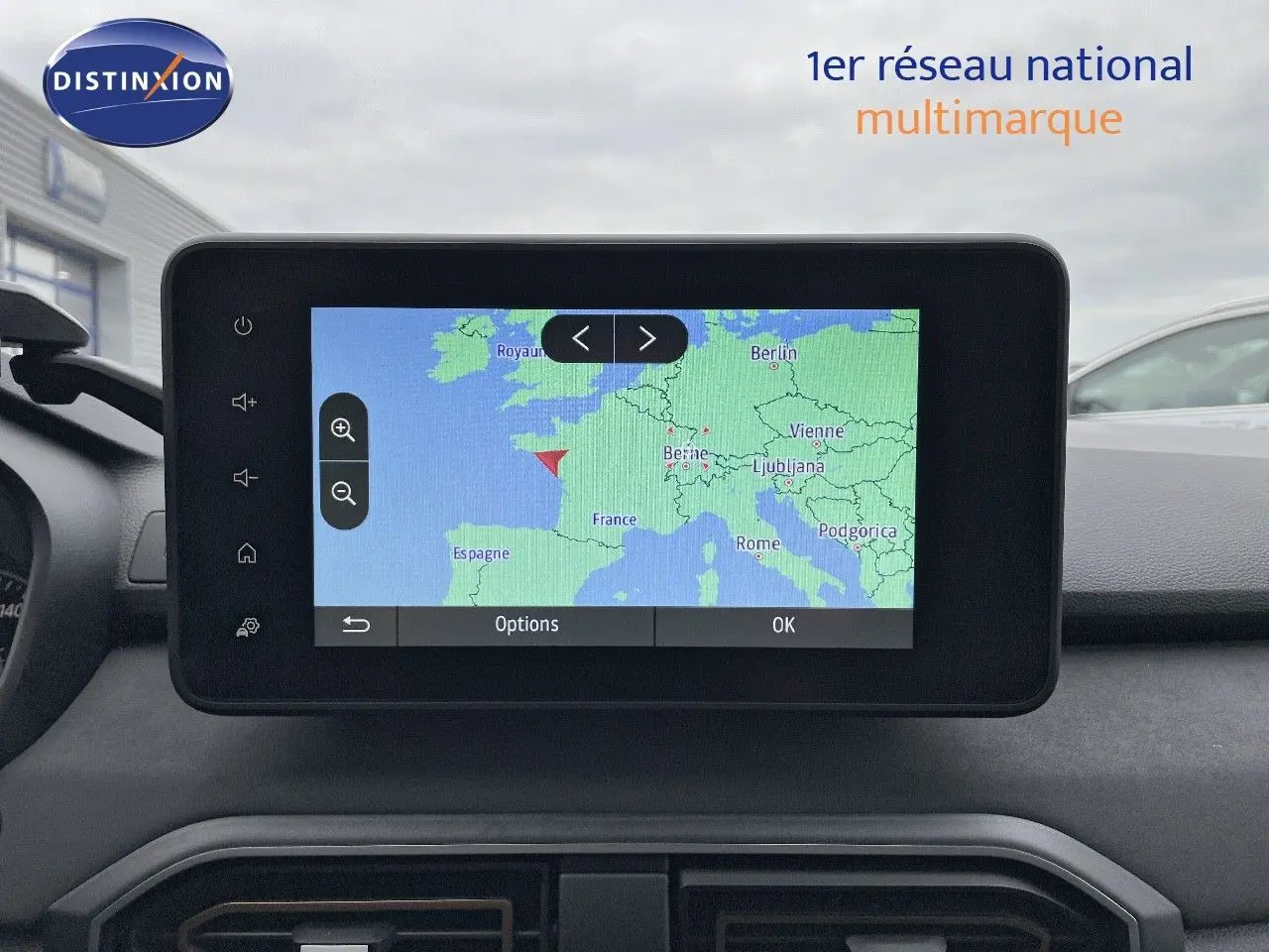 Vue intérieure centrée sur l'écran tactile du système de navigation du Dacia Jogger noir nacré.