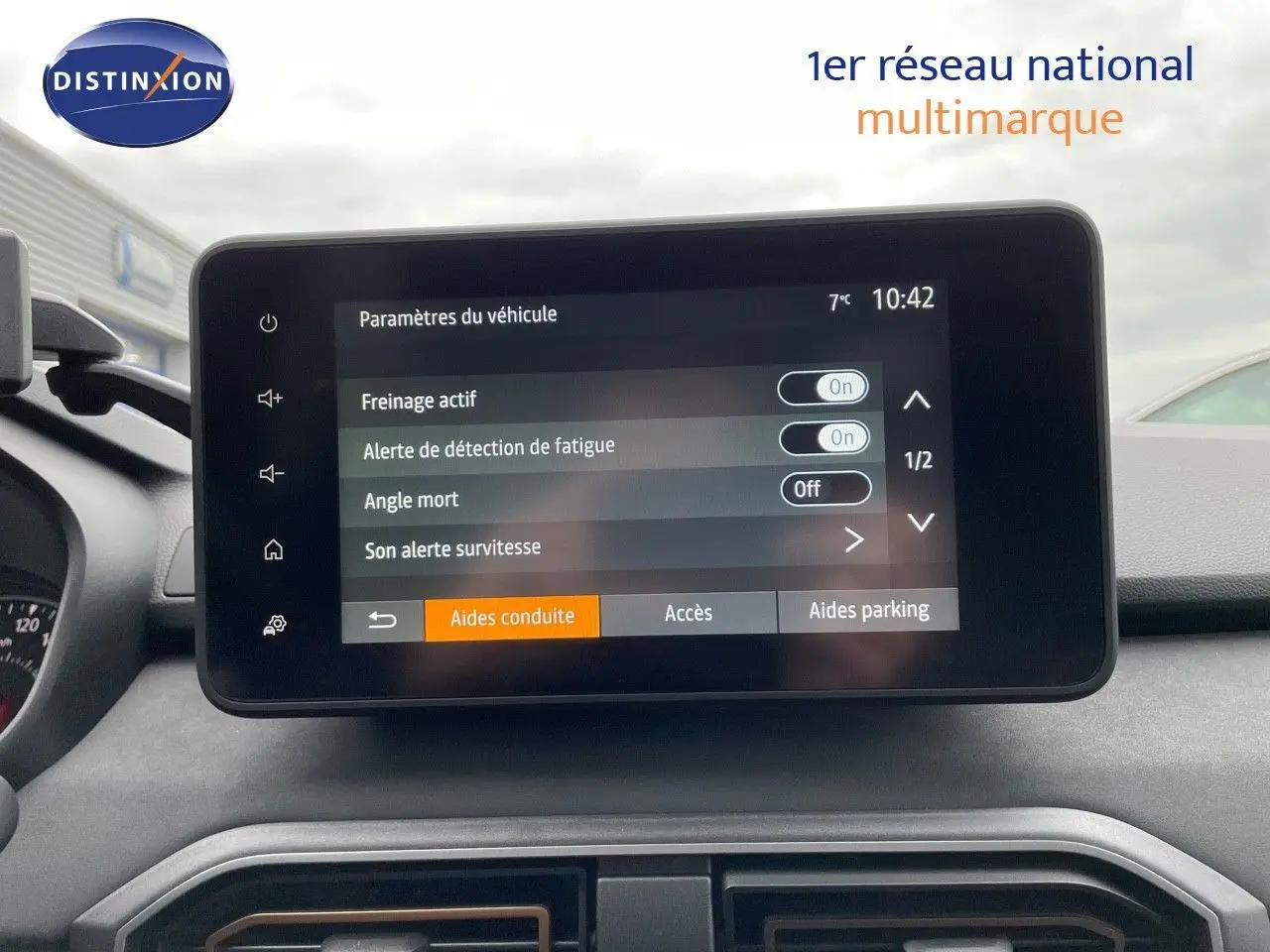 Écran tactile central du Dacia Jogger 2024 affichant les paramètres d’aides à la conduite, intérieur gris.