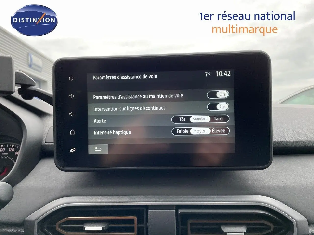 Vue intérieure centrée sur l'écran tactile du tableau de bord du Dacia Jogger 2024, affichant les réglages d'assistance de voie.