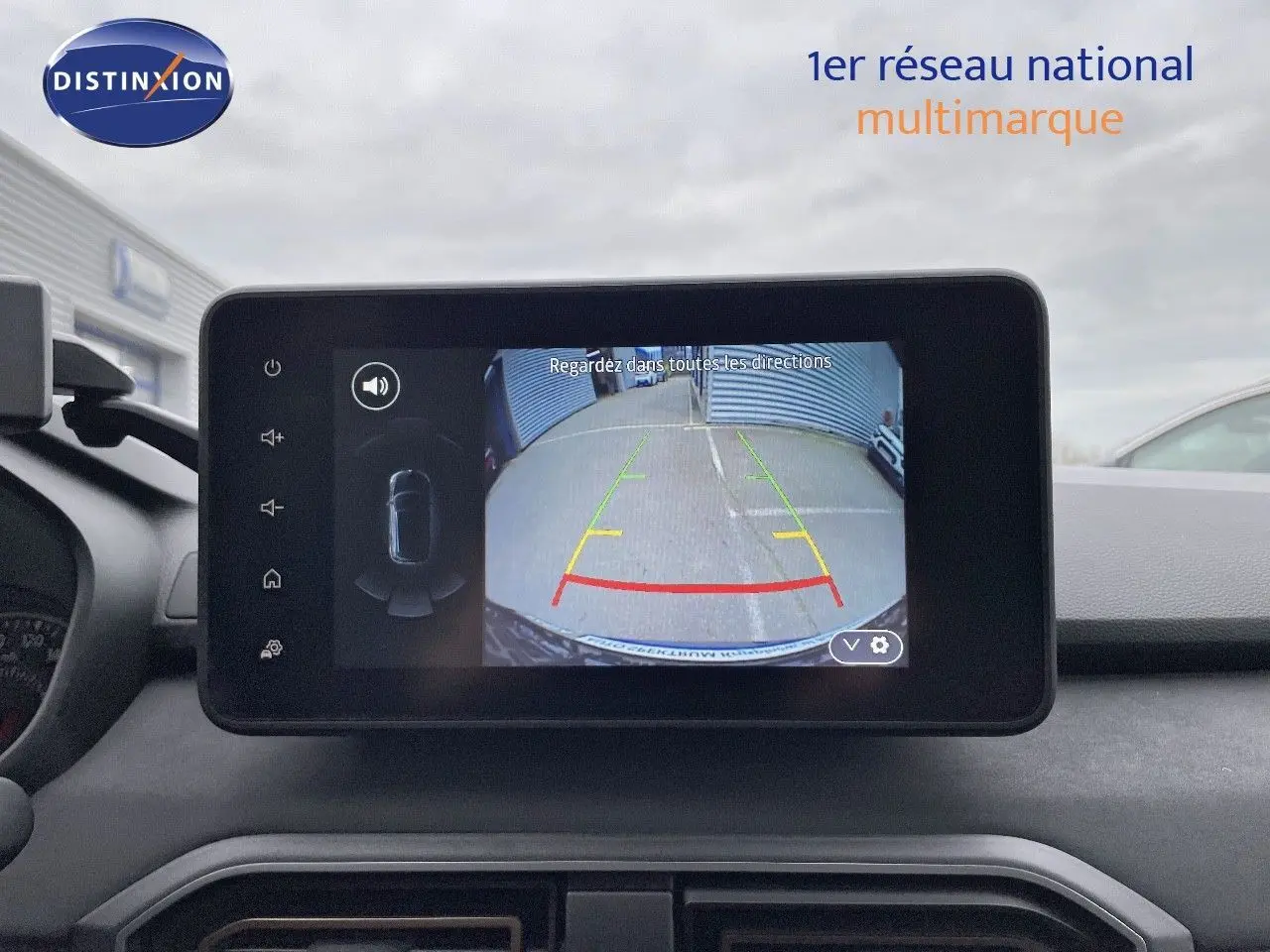 Vue intérieure sur l'écran tactile affichant la caméra de recul du Dacia Jogger noir nacré, tableau de bord en arrière-plan.