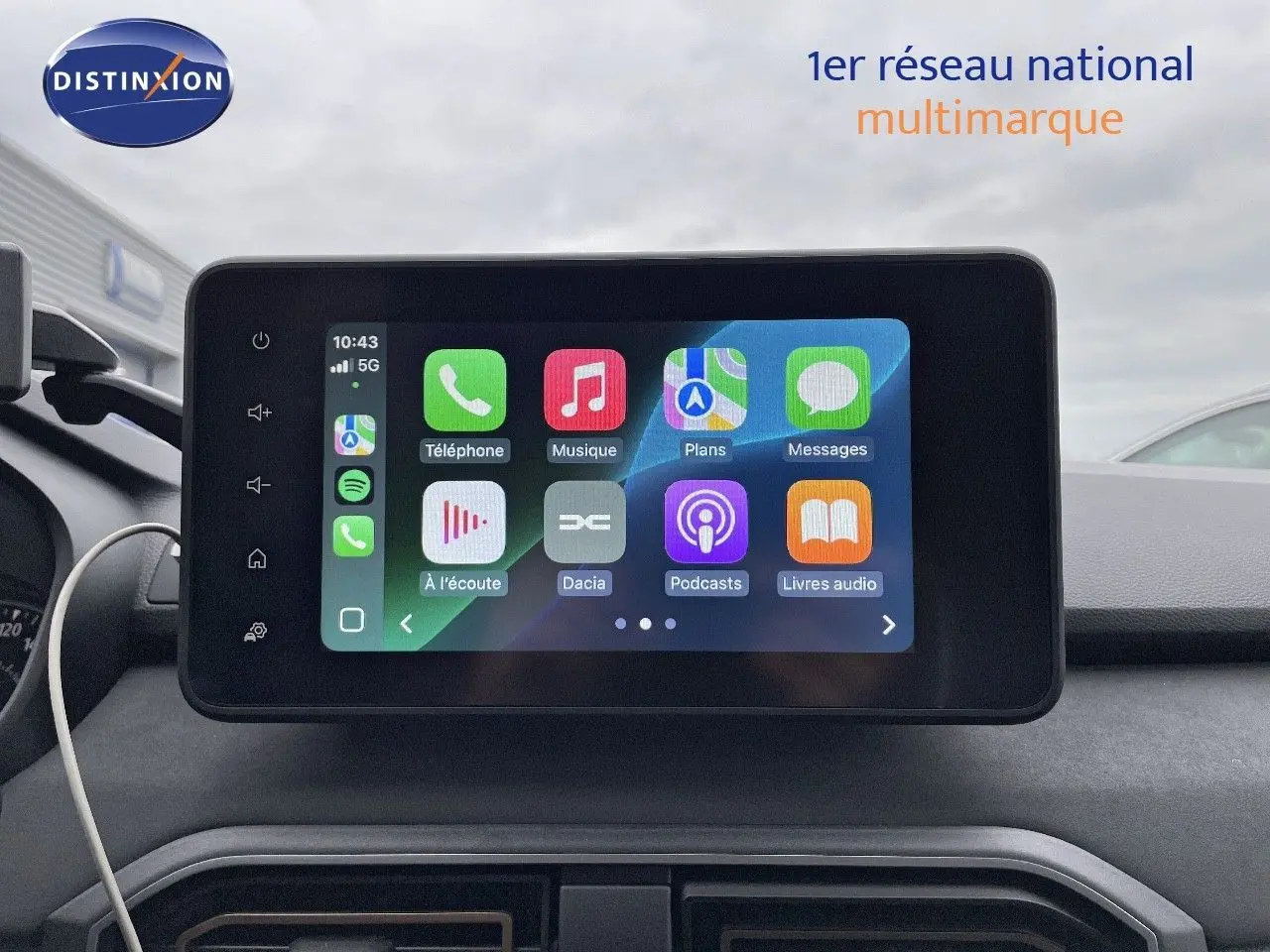 Écran tactile central affichant interface multimédia dans l'habitacle d'une Dacia Jogger noir nacré, vue de face.
