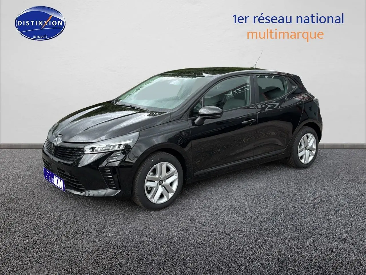 Renault Clio V noire vue de 3/4 avant droit, avec phares LED et jantes alliage argentées.