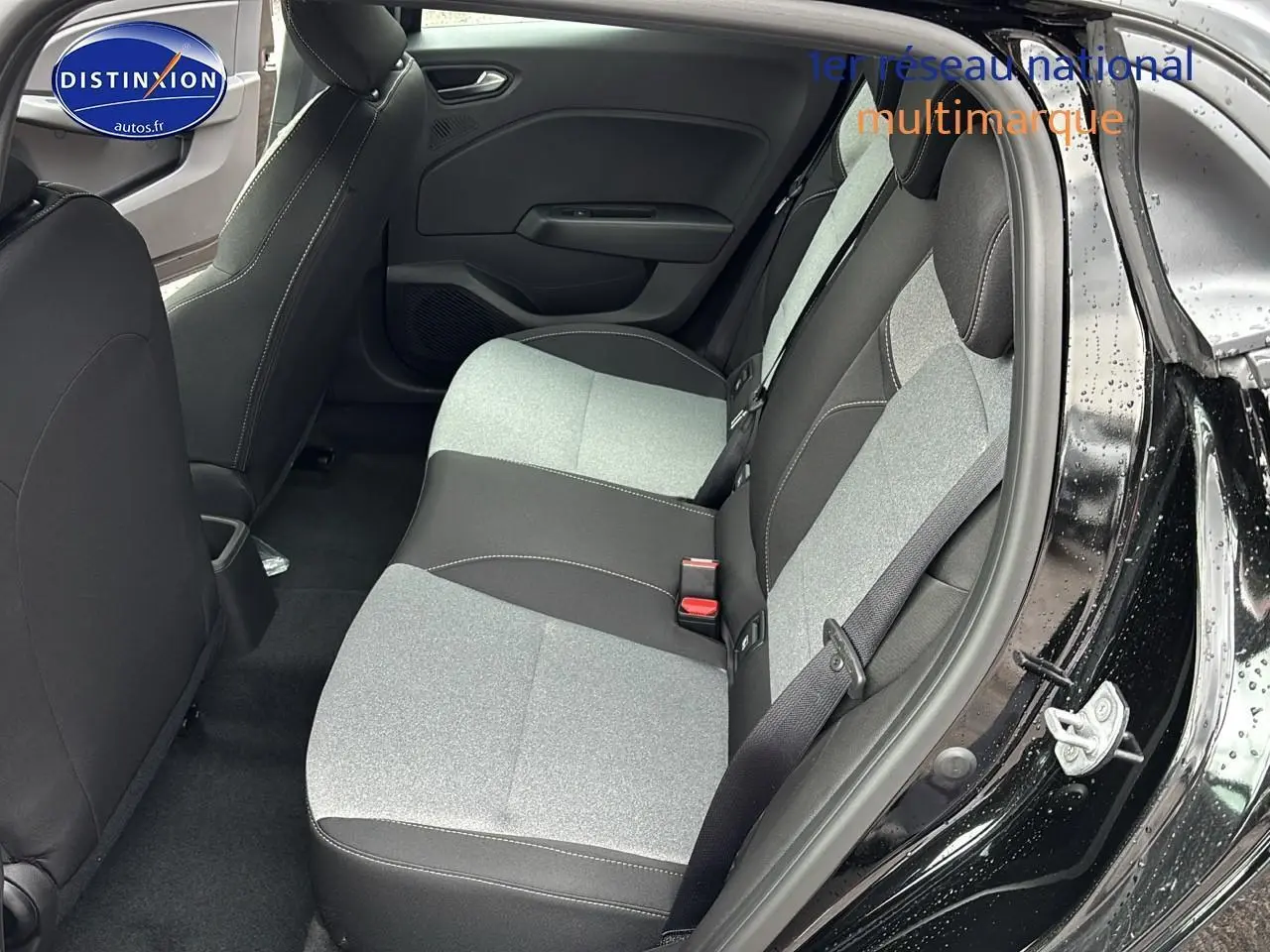 Vue intérieure côté droit sur la banquette arrière grise et noire d'une Renault Clio V noire 2025.