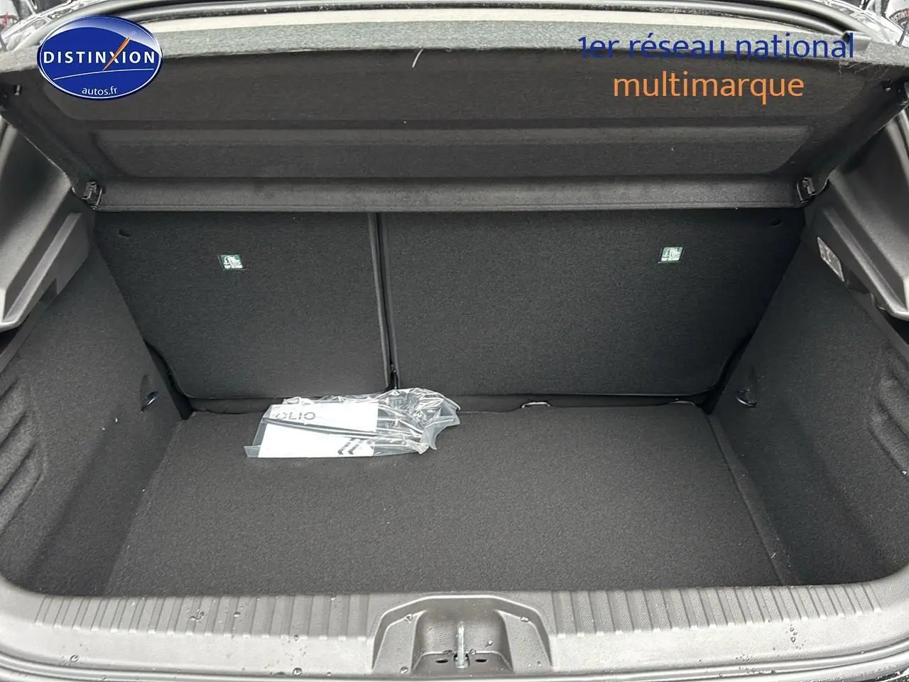 Coffre ouvert noir de la Renault Clio V 1.5 blue dci 100 evolution, montrant l'espace de chargement vide et propre.