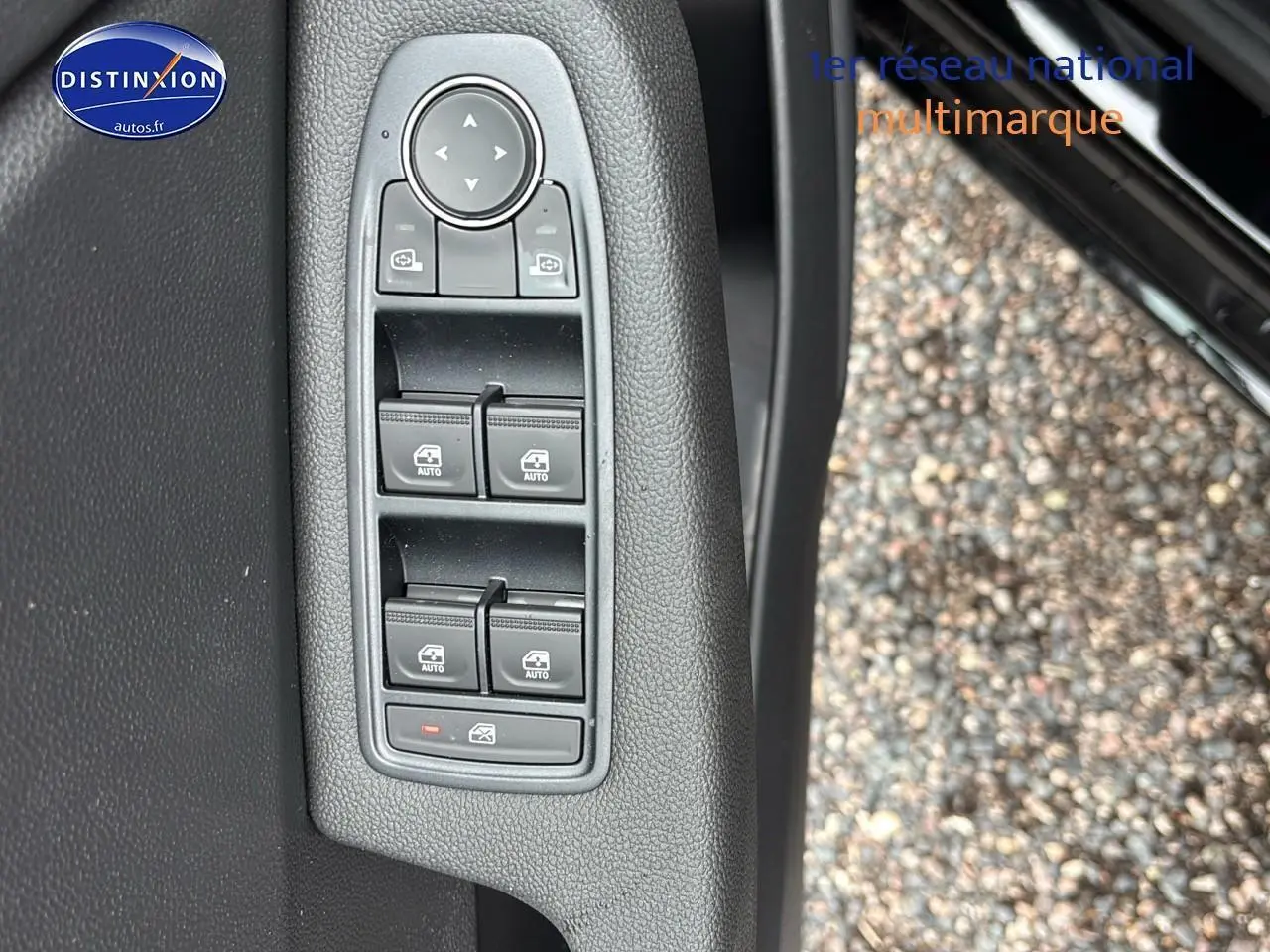 Panneau de commandes des vitres et rétroviseurs côté gauche d'une Renault Clio V noire, avec boutons auto et verrouillage.