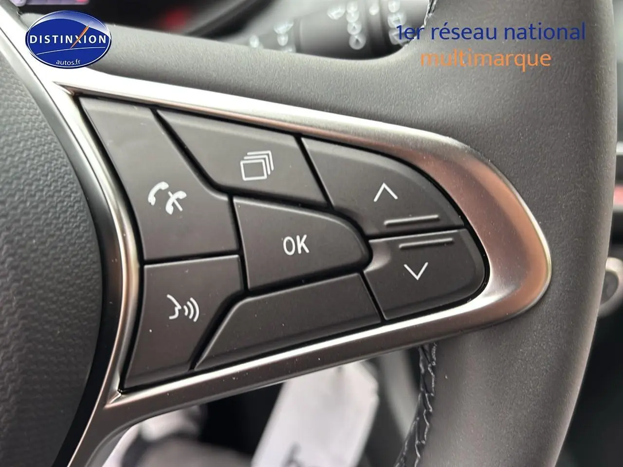 Gros plan sur les commandes multifonctions noires à droite du volant de la Renault Clio V 2025.