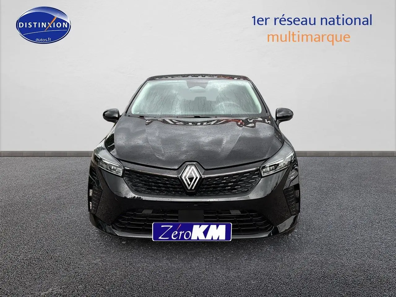 Vue frontale d'une Renault Clio V noire 2025 avec phares LED et calandre noire brillante sur fond neutre.