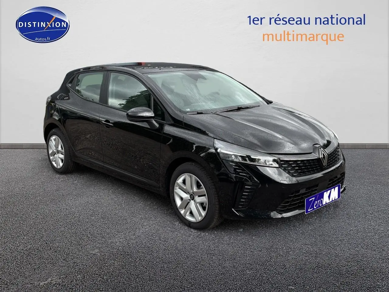 Renault Clio V noire vue en 3/4 avant droit avec phares LED et jantes alliage argentées.