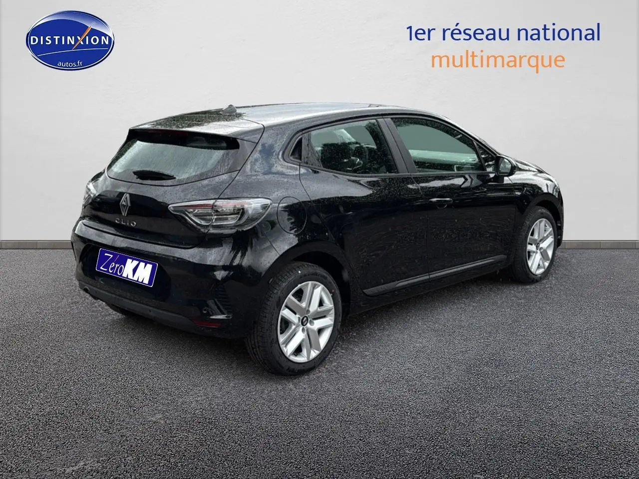 Renault Clio V noire vue de 3/4 arrière droit avec feux LED et jantes alliage argentées.