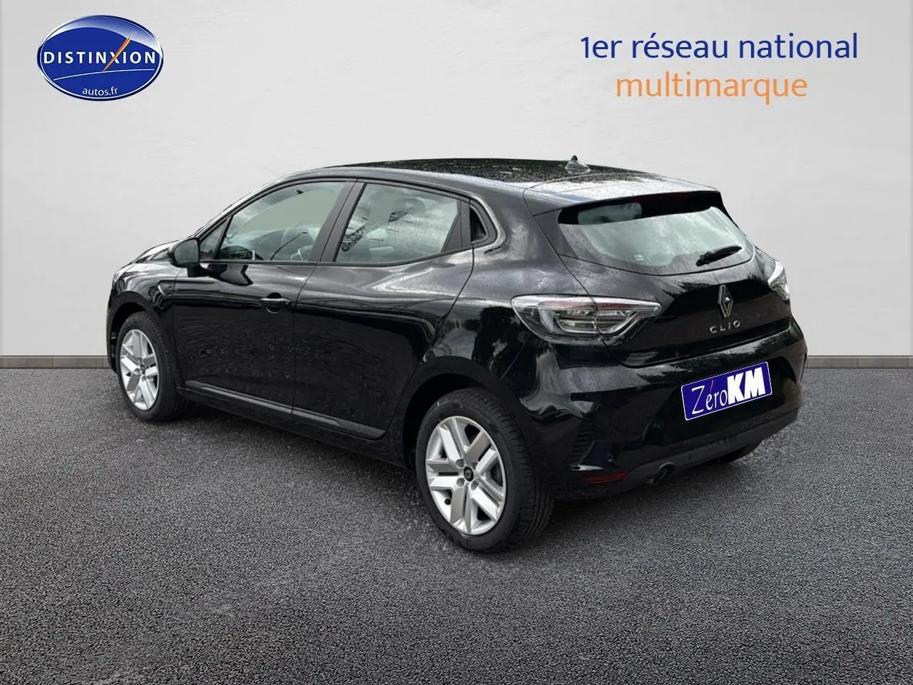 Renault Clio V noire vue de trois quarts arrière droit, avec feux arrière LED et jantes argentées.