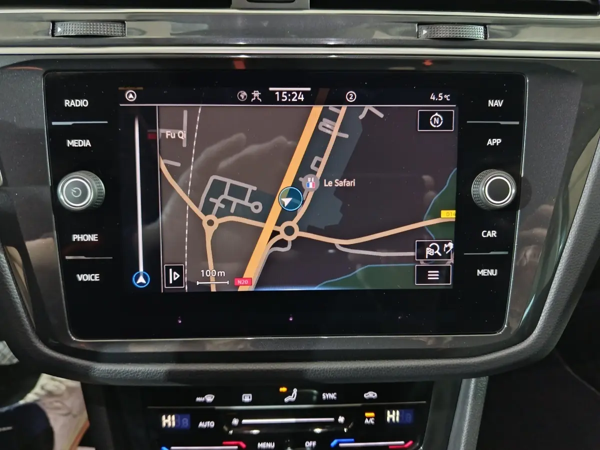 Écran tactile central du système de navigation du Volkswagen Tiguan 2021, vue rapprochée de l'intérieur.