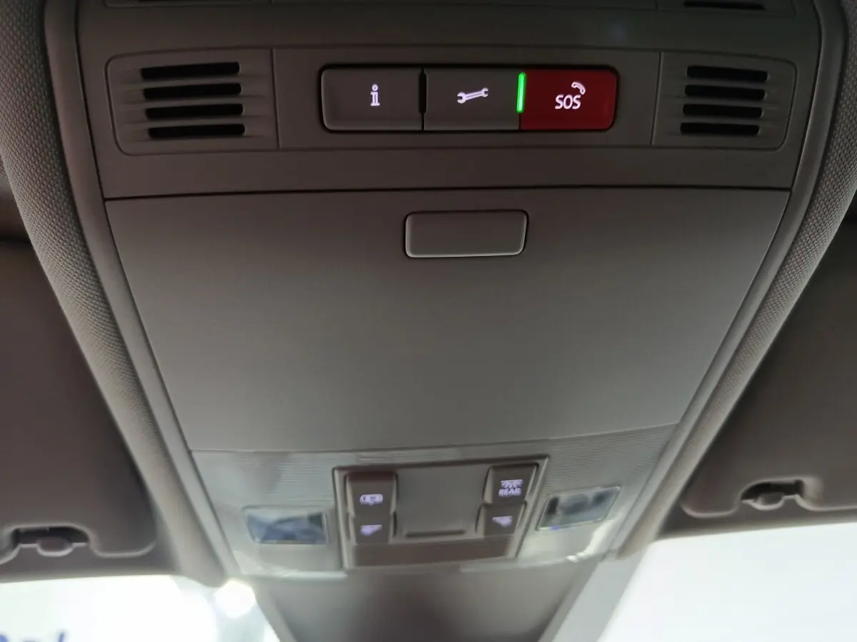 Vue intérieure du panneau de commandes au plafond du Volkswagen Tiguan 1.5 TSI 130 BMV6 Life Business, avec boutons SOS et éclairage.