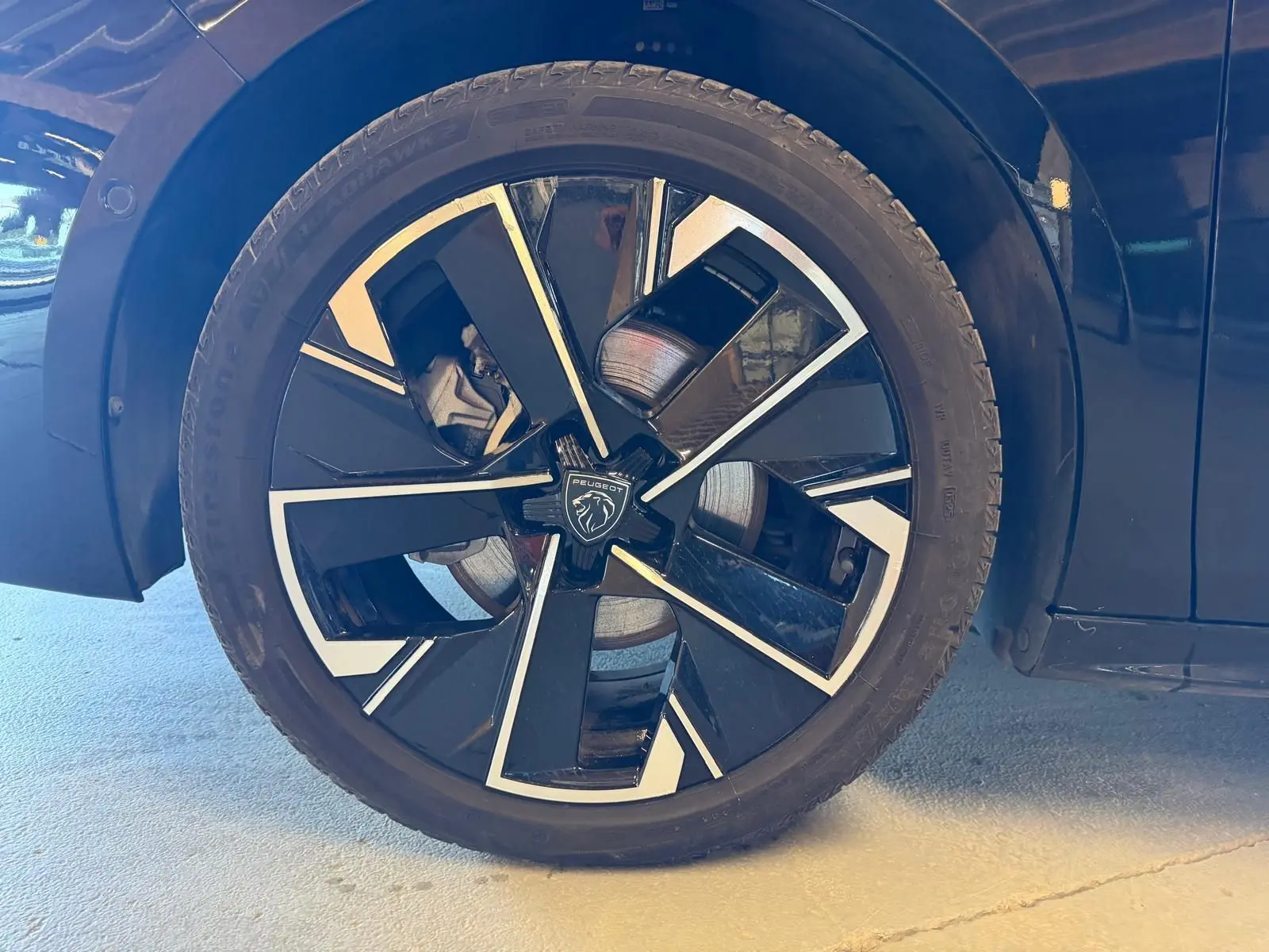 Gros plan sur la jante alliage 18'' bi-ton diamantée noire et argentée du Peugeot 508 SW noir Perla 2024.