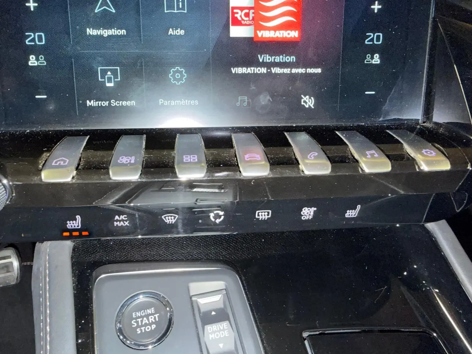 Gros plan sur la console centrale noire du Peugeot 508 SW 2024, avec touches chromées et bouton Start/Stop.