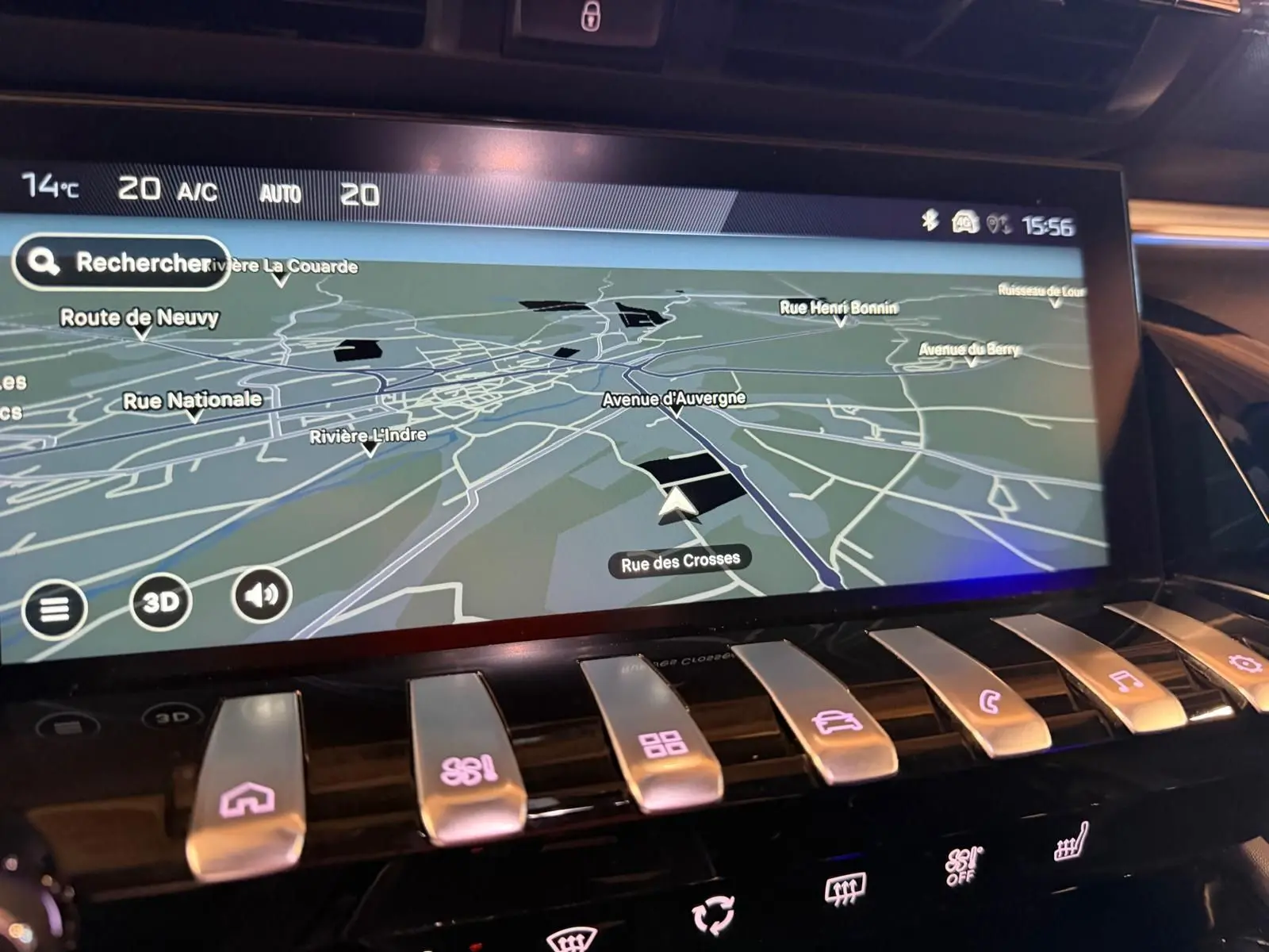 Vue rapprochée de la console centrale avec écran tactile et touches piano chromées du Peugeot 508 SW noir 2024.