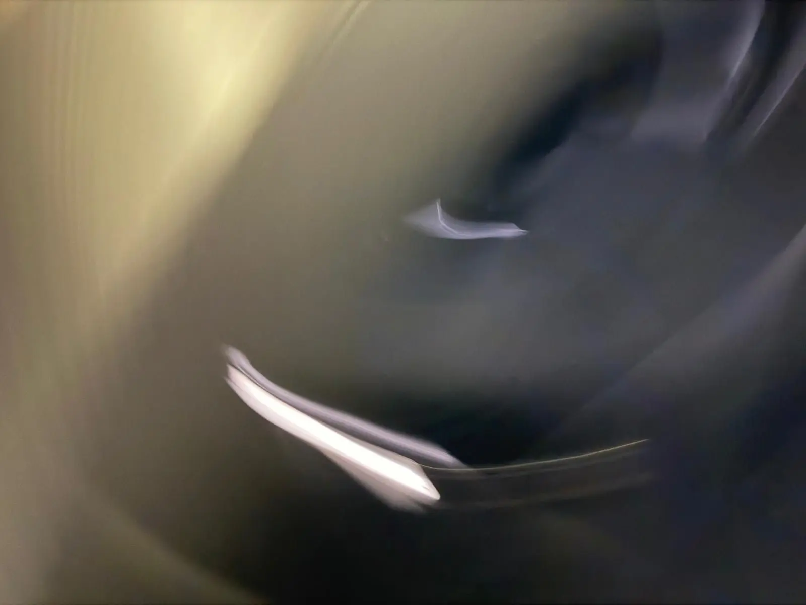 Image floue ne permettant pas d'identifier clairement un angle ou une caractéristique du Peugeot 508 SW noir.