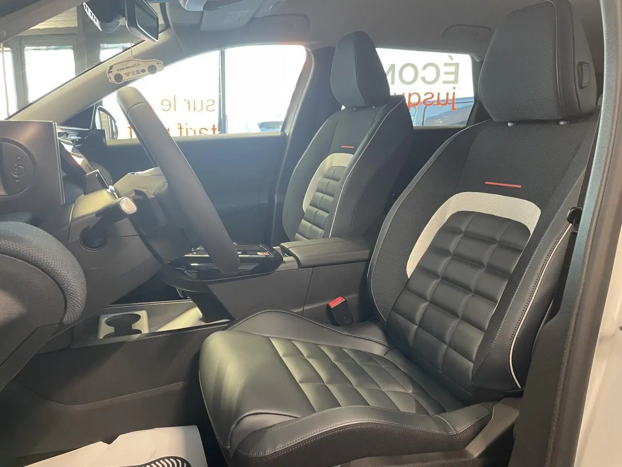 Vue intérieure côté conducteur du Citroën C5 Aircross 2026, sièges avant en sellerie noire avec détails gris clair.