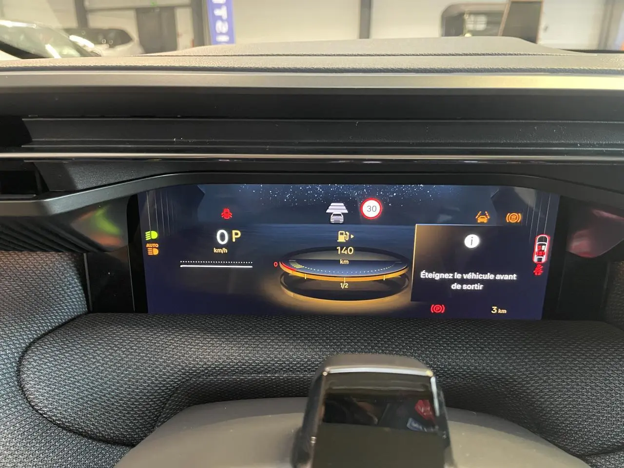 Vue rapprochée du tableau de bord numérique du Citroën C5 Aircross 2026 avec affichage des alertes et jauge d’essence.