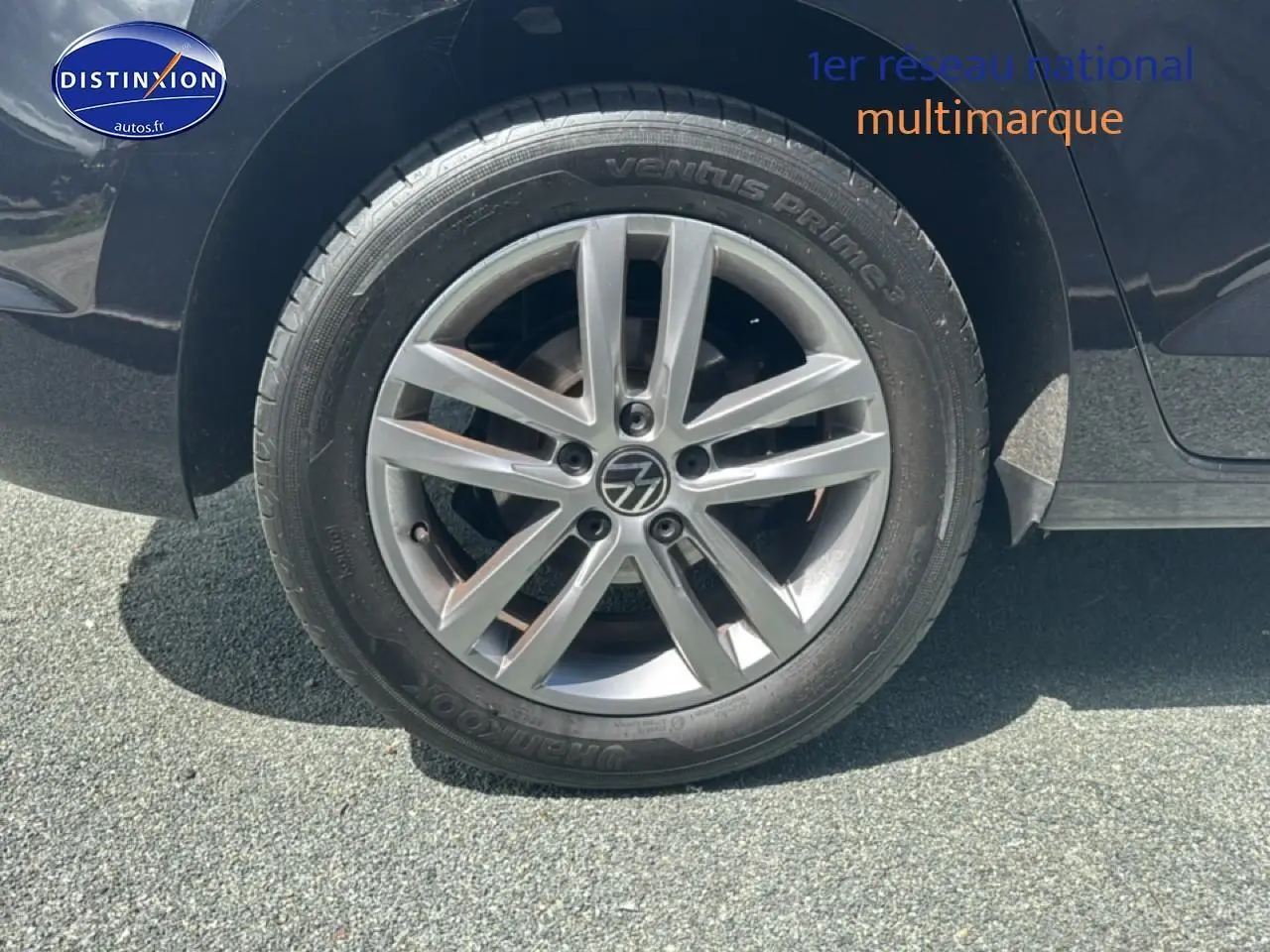 Gros plan sur la roue arrière droite d’un Volkswagen Touran noir avec jante alliage argentée.