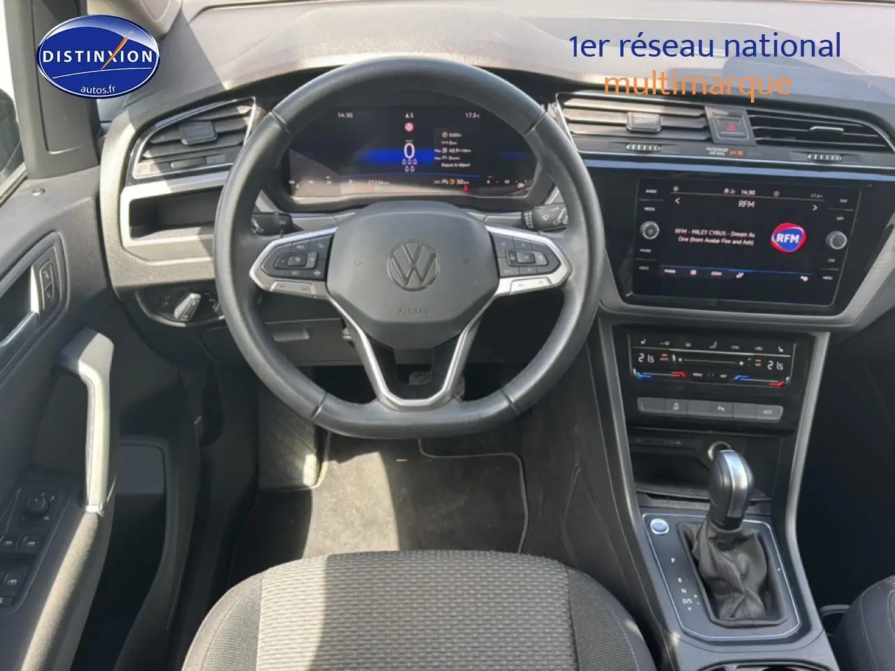 Vue intérieure frontale du volant cuir noir et tableau de bord numérique du Volkswagen Touran 2025.