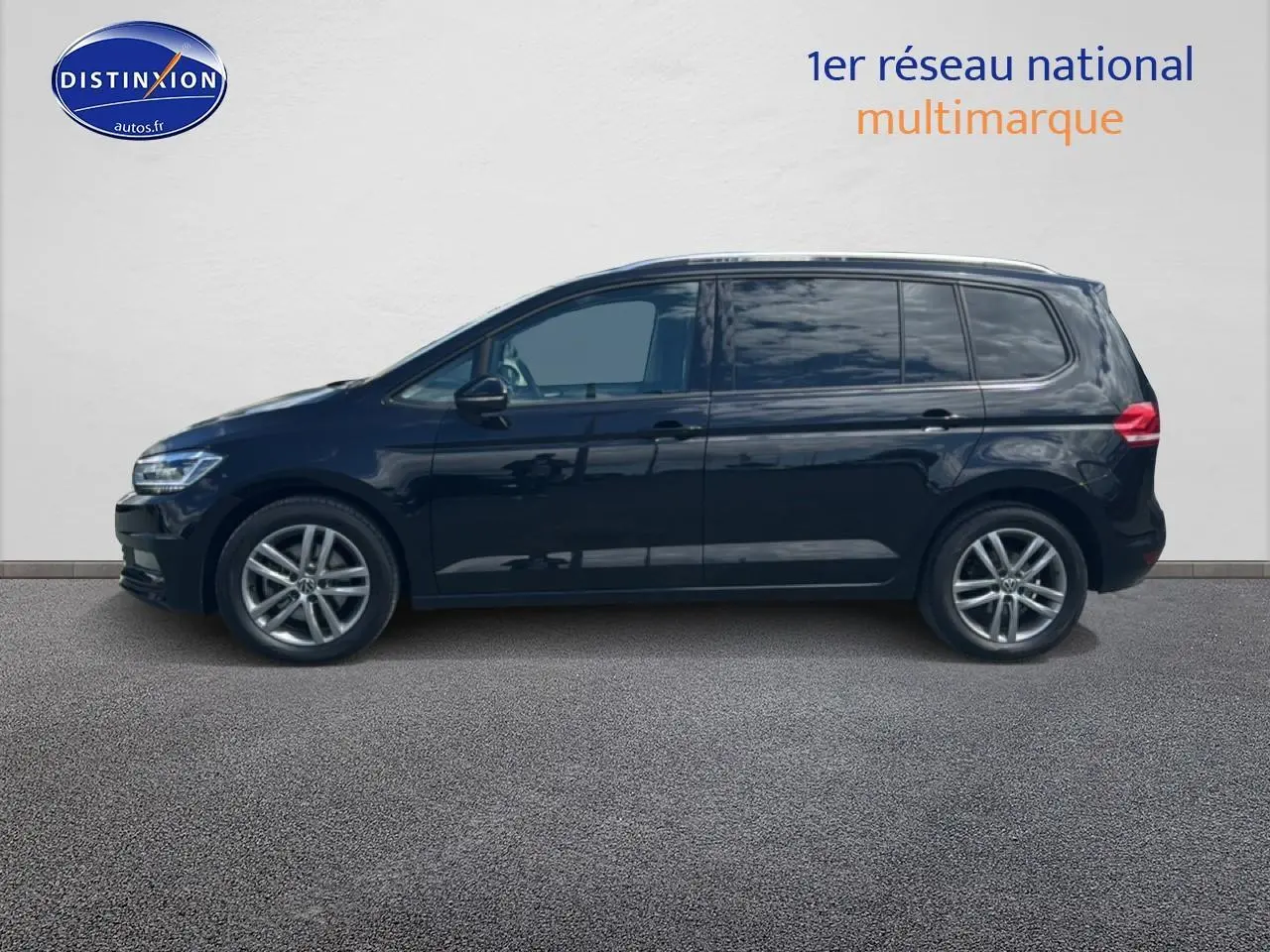 Vue latérale gauche d'un Volkswagen Touran noir 2025 avec jantes alu et vitres surteintées.