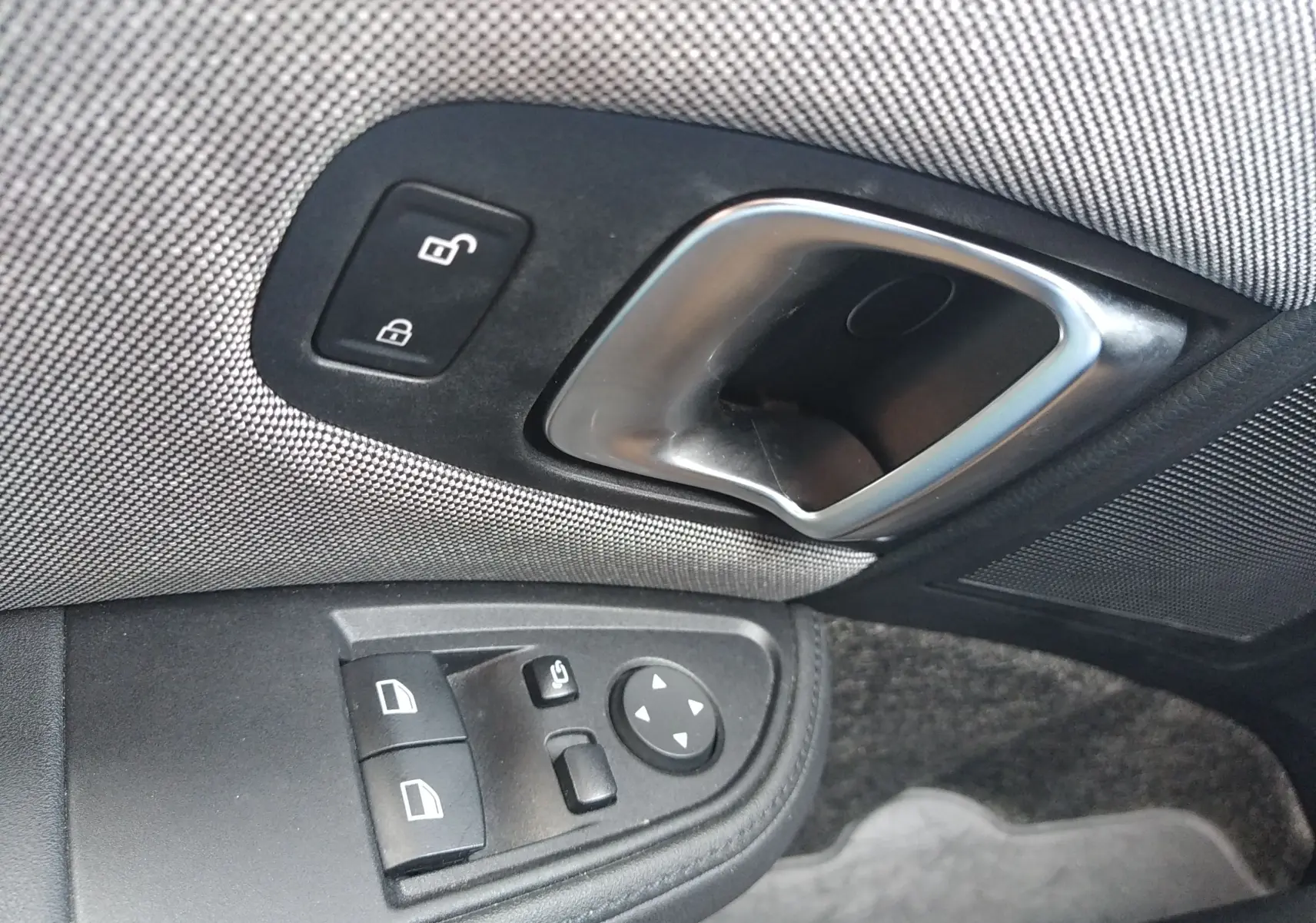 Gros plan sur la poignée intérieure et les commandes de porte côté gauche d'une BMW i3 bleu électrique, finition Edition Windmill.