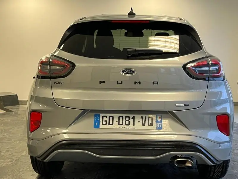 Vue arrière d'une Ford Puma gris Solar métallisée avec hayon électrique et feux arrière LED dans un intérieur neutre.
