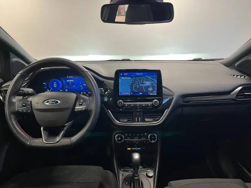 Tableau de bord et volant multifonction du Ford Puma 2021 avec écran tactile GPS et intérieur noir sport.