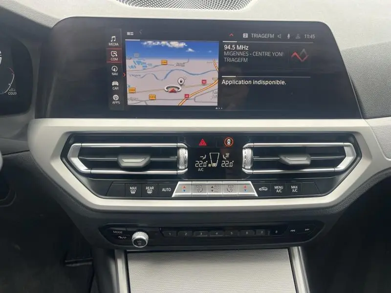 Tableau de bord de BMW Série 3 316dA 2021 avec écran tactile GPS et commandes climatisation au centre.