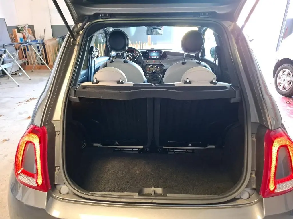 Vue arrière ouverte de la FIAT 500 Gris Electroclash 2022, montrant le coffre vide et l’intérieur avec sièges clairs.