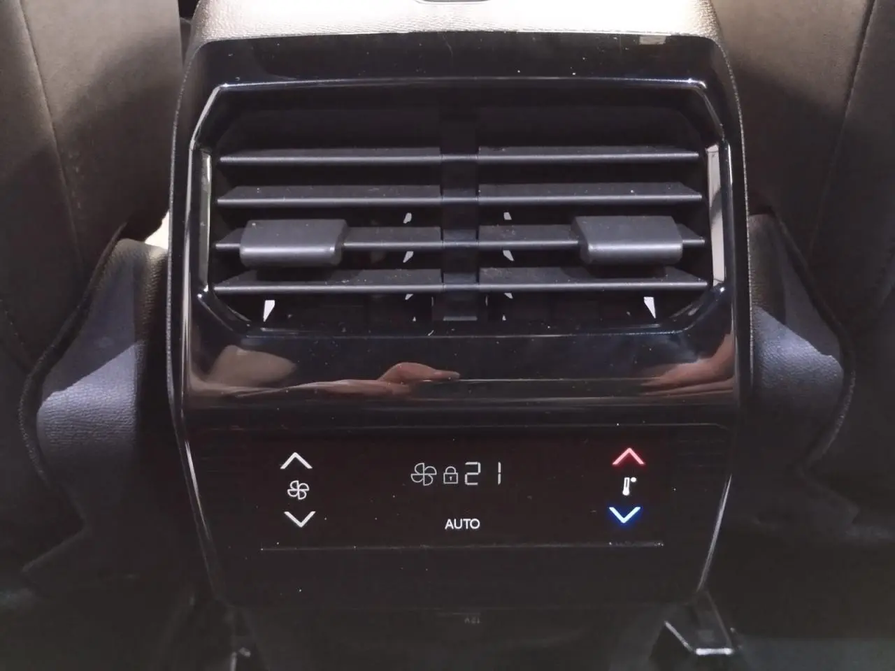 Détail de la commande de climatisation arrière noire avec affichage digital et aérateurs du Peugeot 5008 Bleu Ingaro 2025.