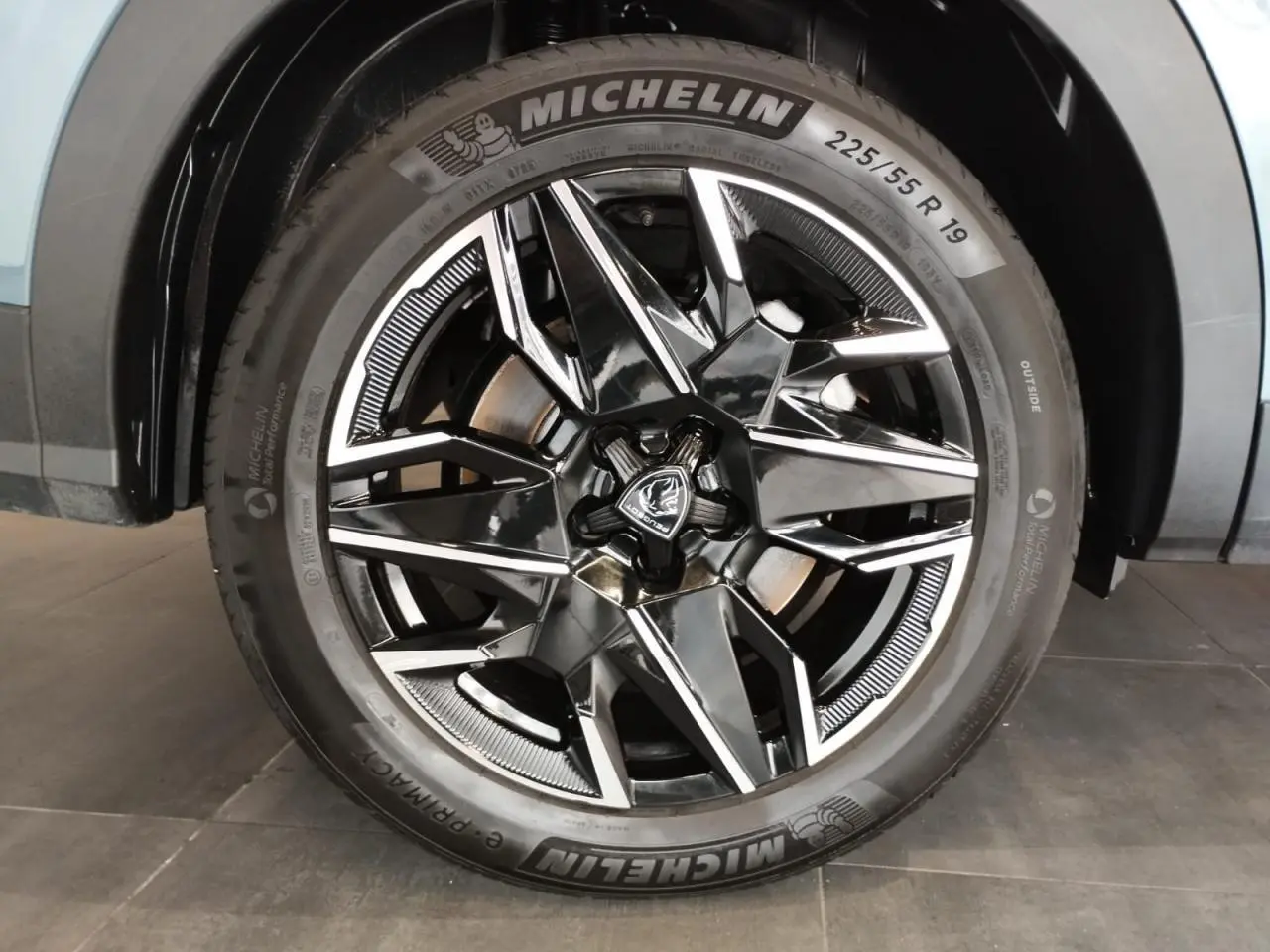 Gros plan sur la jante alliage 19'' diamantée noire et brillante du Peugeot 5008 Bleu Ingaro, avec pneu Michelin.