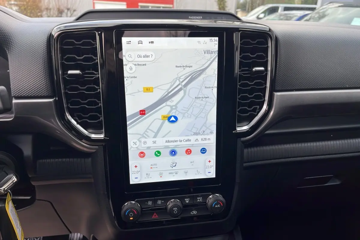 Vue rapprochée de la console centrale du Ford Ranger 2025 avec écran tactile vertical affichant la navigation GPS.