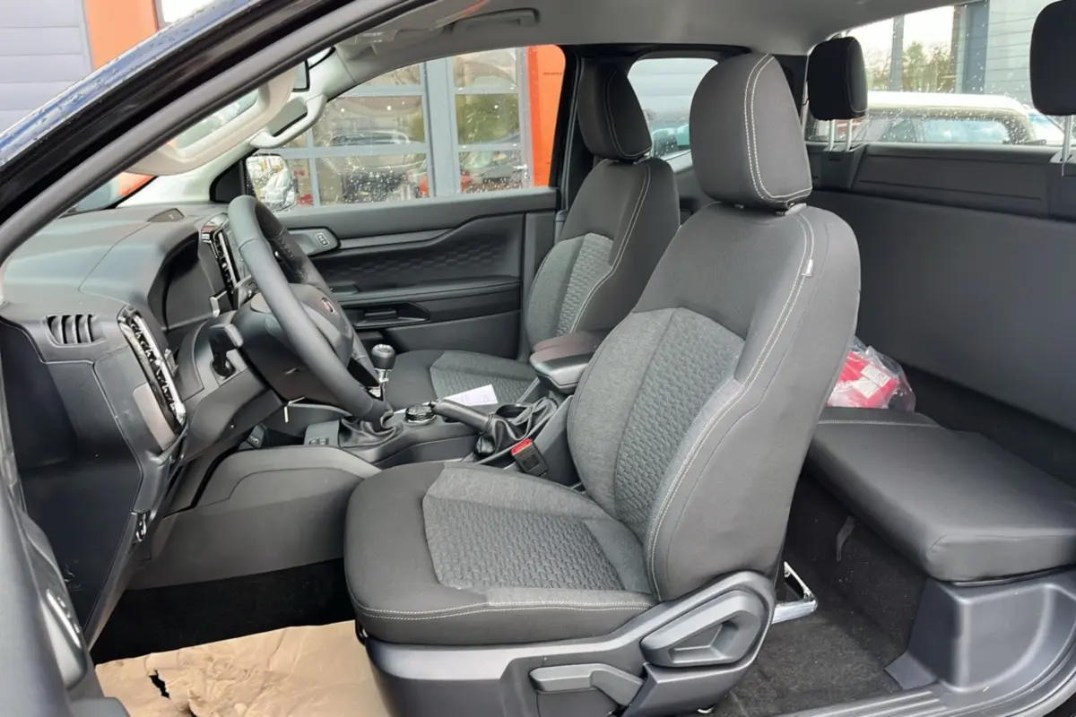 Vue intérieure côté gauche du Ford Ranger 2025 noir shadow, montrant les sièges avant et la console centrale.