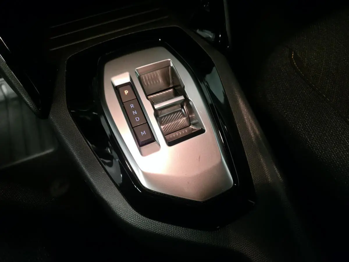 Gros plan sur la console centrale argentée avec commandes de boîte automatique du Peugeot 2008 gris 2025.