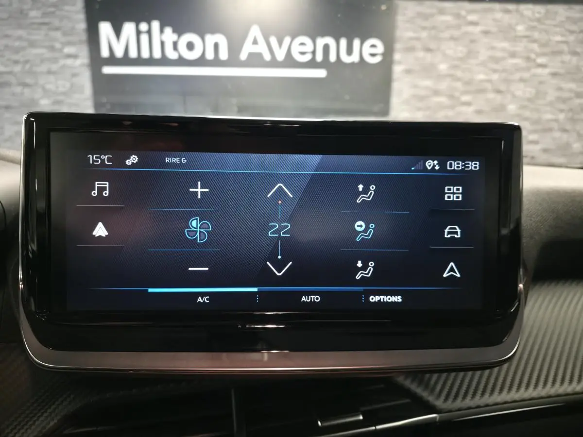 Écran tactile central du tableau de bord du Peugeot 2008 1.2i Hybrid 2025 avec commandes climatisation affichées.