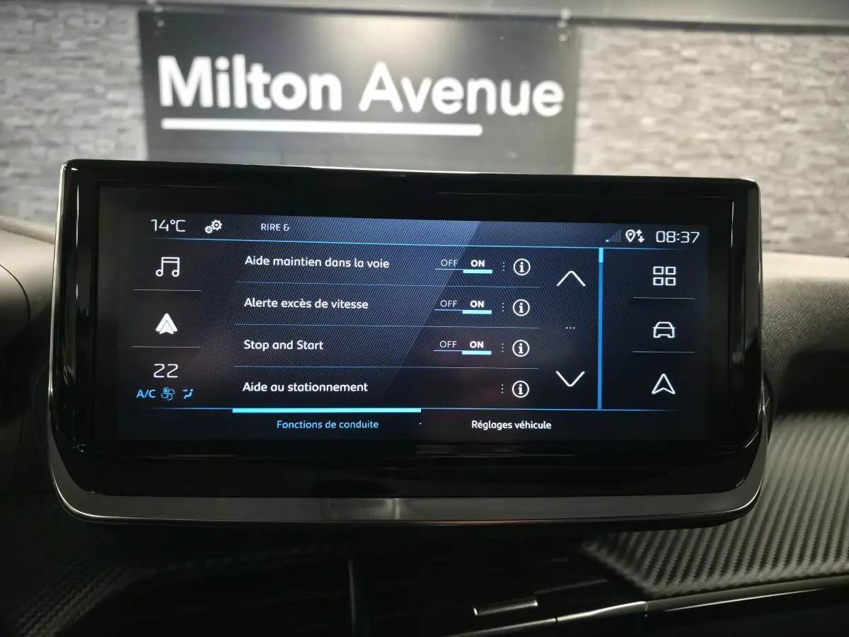 Écran tactile central du Peugeot 2008 gris 2025 affichant les aides à la conduite et réglages véhicule.