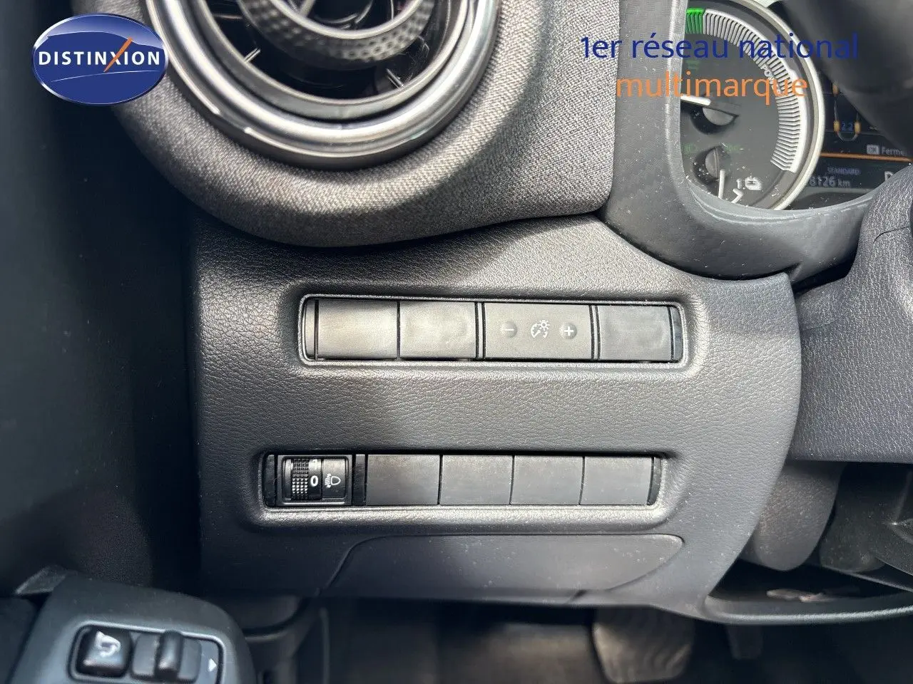 Détail intérieur côté gauche du tableau de bord du Nissan Juke 2024, avec commandes de réglage d’éclairage.