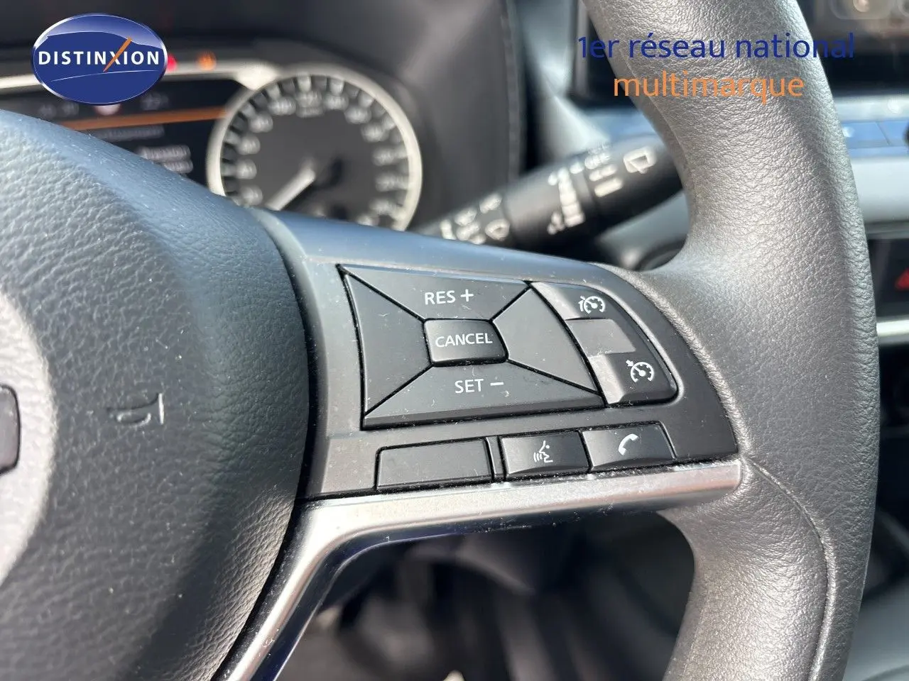 Gros plan sur les commandes au volant du Nissan Juke Hybrid 2024, mettant en valeur les boutons de régulateur de vitesse.