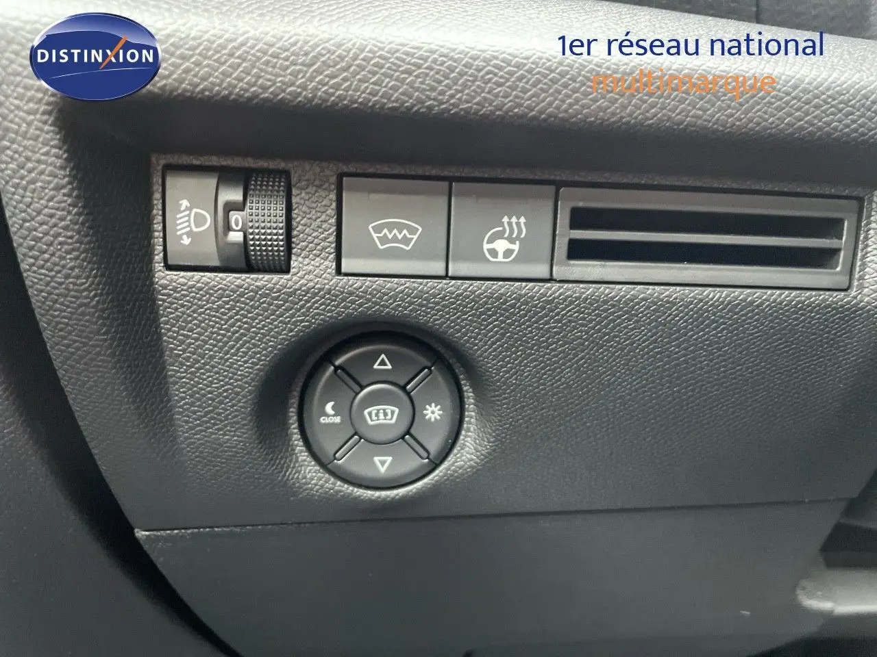 Détail du tableau de bord noir de la Citroën C4 2024 montrant les commandes d'éclairage et de dégivrage côté conducteur.